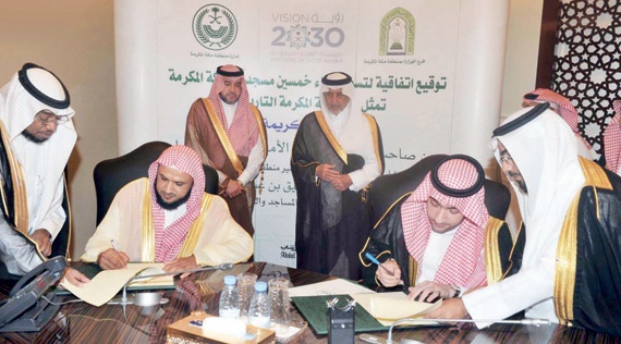 الأمير خالد الفيصل يشهد إبرام اتفاقية
لبناء 50 مسجدا