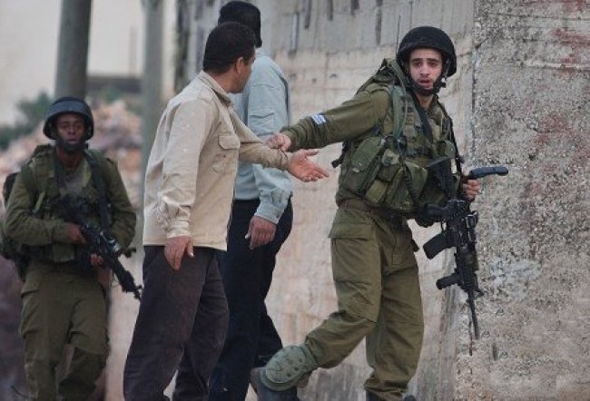 قوات الاحتلال الإسرائيلية تعتقل فلسطينيين من الخليل