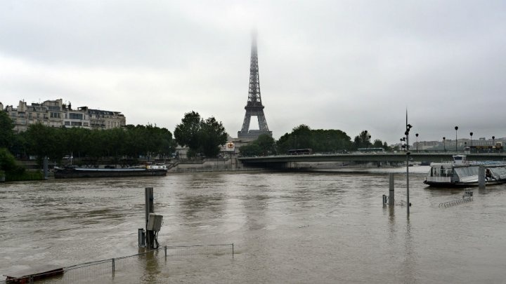 باريس تغلق خطا للمترو وقد تغلق متحف اللوفر مع ارتفاع مياه نهر السين