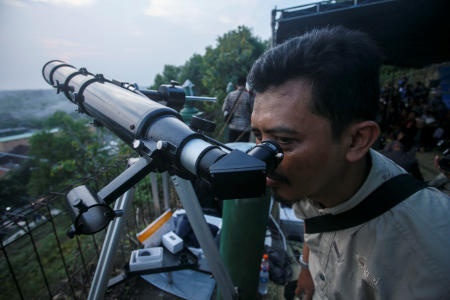 إندونيسيا تعلن أن غدا الاثنين هو أول أيام شهر رمضان