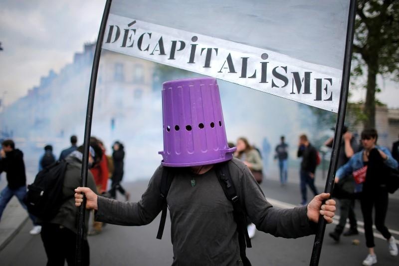 هولاند يدعو إلى وقف الإضرابات في فرنسا