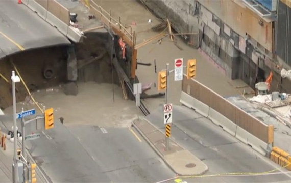 حفرة تبتلع شارعا وتسبب الهلع في قلب عاصمة كندا