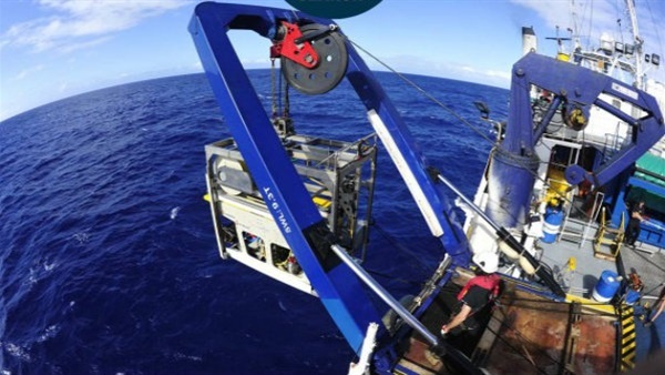 انتشال أحد الصندوقين الأسودين للطائرة المصرية من مياه المتوسط