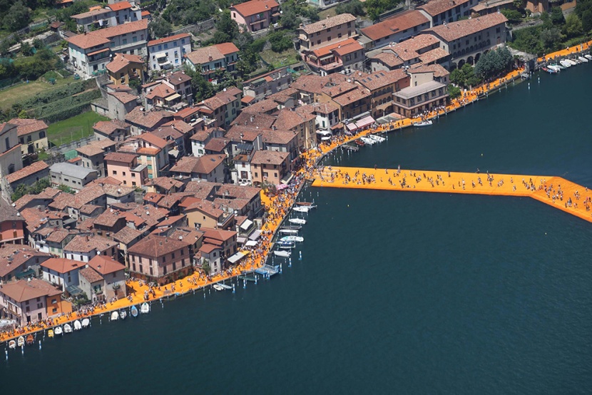 فنان ينشئ رصيفا عائما في بحيرة ايطالية