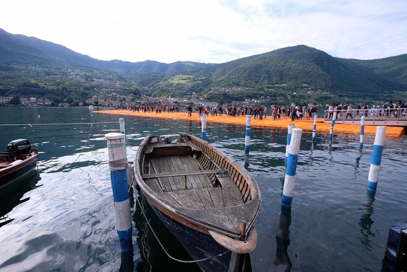 فنان ينشئ رصيفا عائما في بحيرة ايطالية