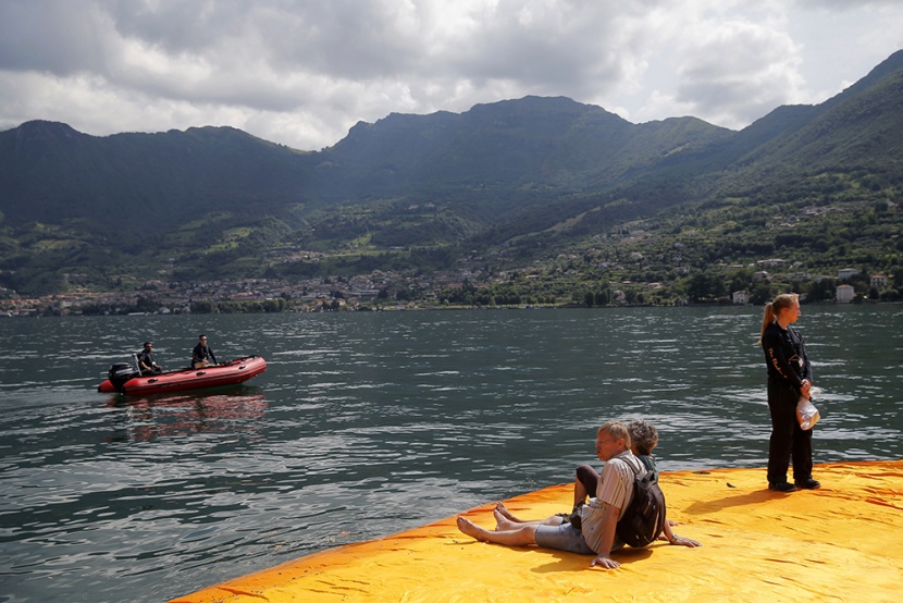 فنان ينشئ رصيفا عائما في بحيرة ايطالية