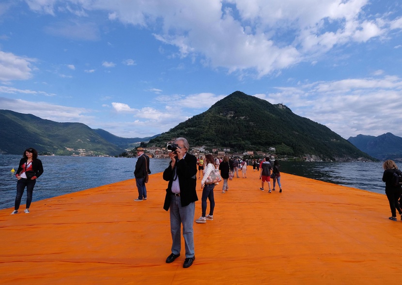 فنان ينشئ رصيفا عائما في بحيرة ايطالية