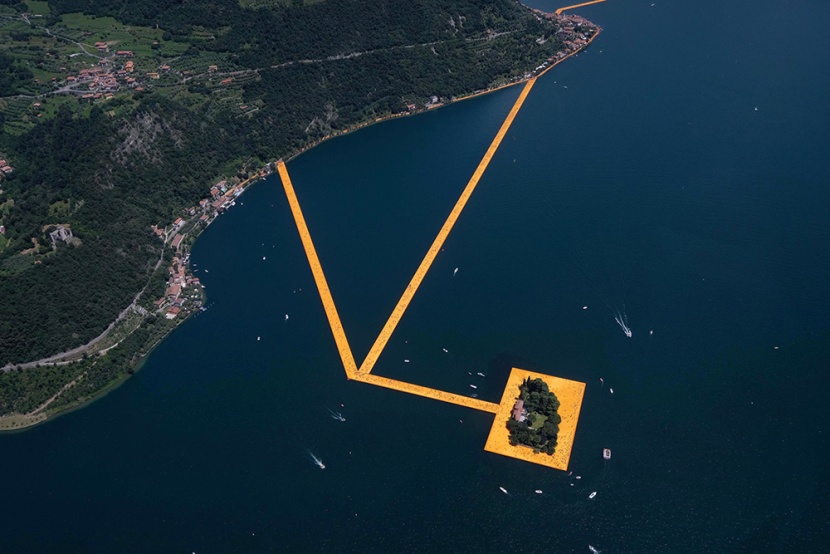 فنان ينشئ رصيفا عائما في بحيرة ايطالية