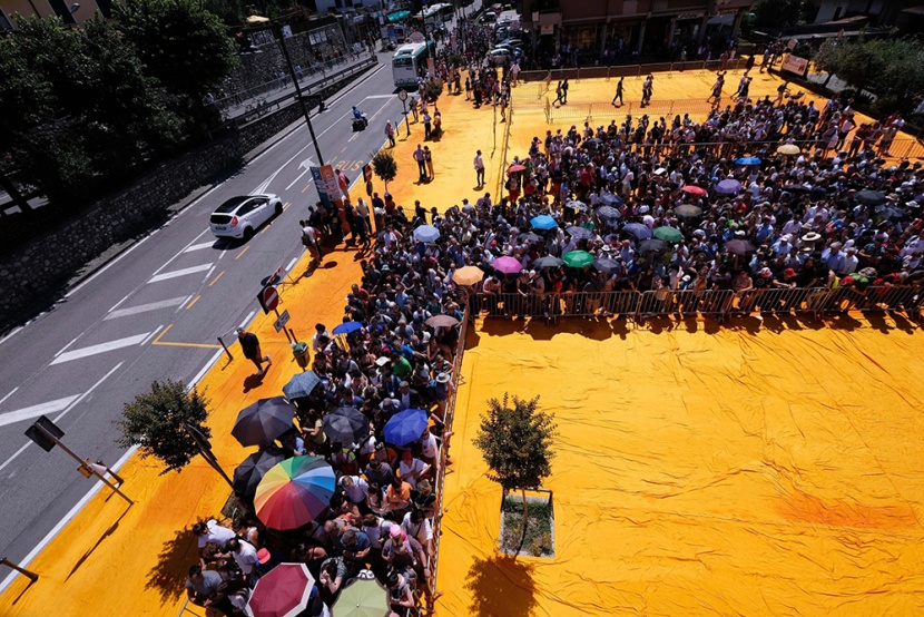 فنان ينشئ رصيفا عائما في بحيرة ايطالية