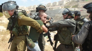 قوات الاحتلال تعتقل 14 فلسطينيا من الضفة وتستهدف أراضي المزارعين