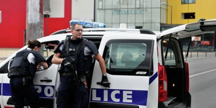 توجيه تهمة الإرهاب لشريكين مفترضين لقاتل الشرطي الفرنسي وصديقته