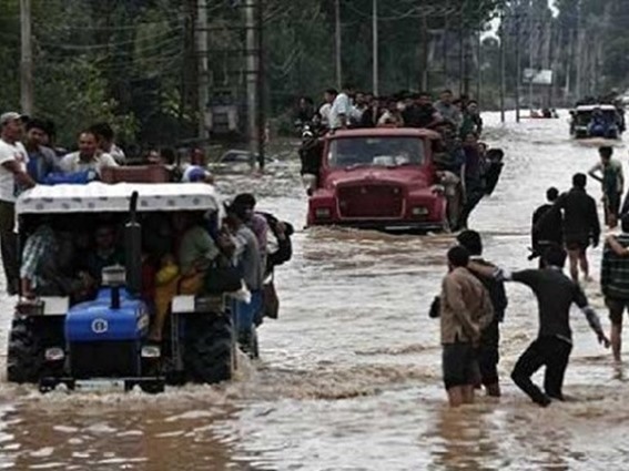 السيول تقتل 24 في إندونيسيا وتلحق أضرارا بآلاف المنازل