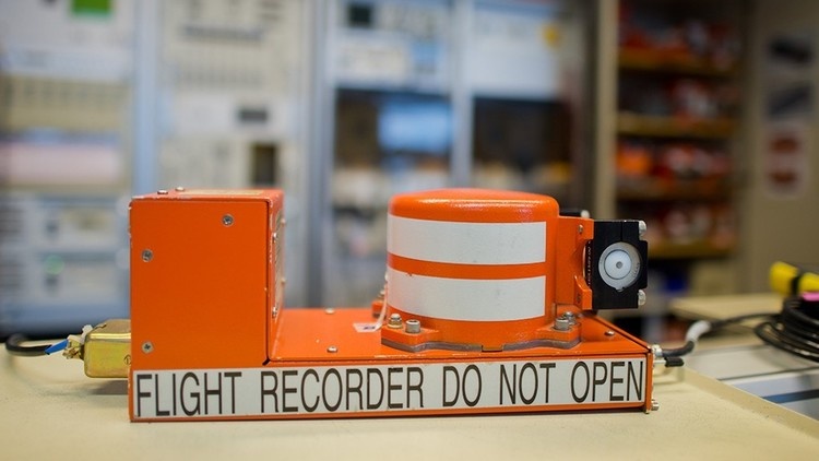 لجنة التحقيق تباشر فحص الصندوقين الأسودين للطائرة المصرية المنكوبة