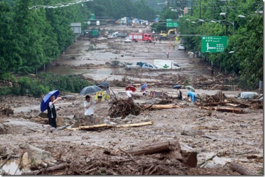 ارتفاع حصيلة ضحايا الفيضانات والانهيارات الأرضية في إندونيسيا إلى 47 قتيلا