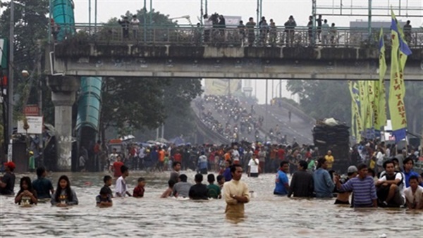 مقتل 47 شخصا في انهيارات أرضية في إندونيسيا والسلطات تحذر من المزيد من الأمطار