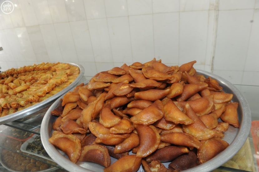 شارع عكاظ يمزج بين عراقة الماضي وحاضر الطائف