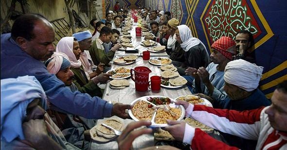 المصريون يتحدون الحرارة والوقت في رمضان لمواصلة الصيام