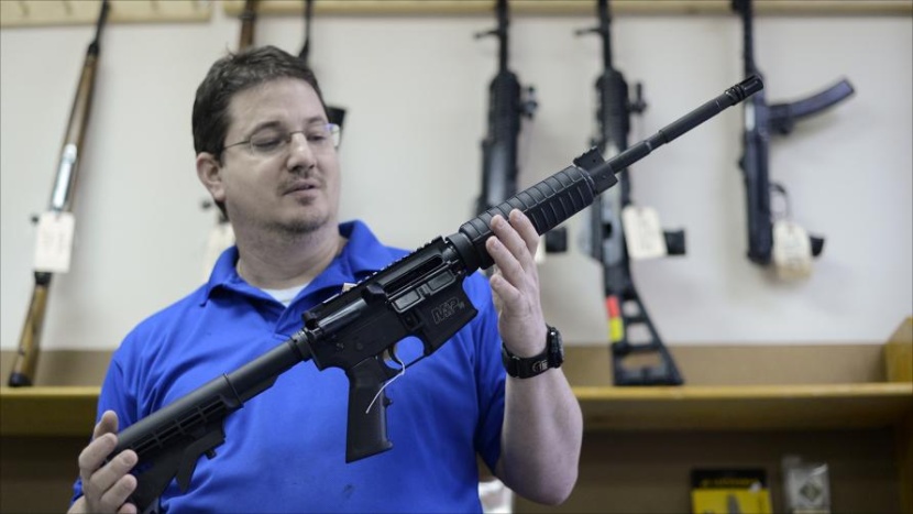 مشرعون أمريكيون يطالبون بتشديد قوانين حيازة السلاح