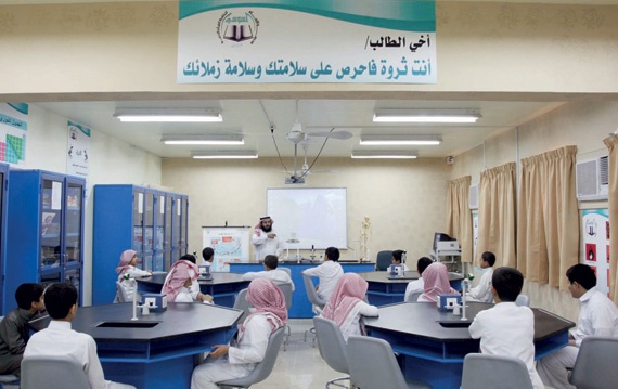 مدارس أهلية تجبر أولياء الأمور على دفع الرسوم كاملة أو الطرد