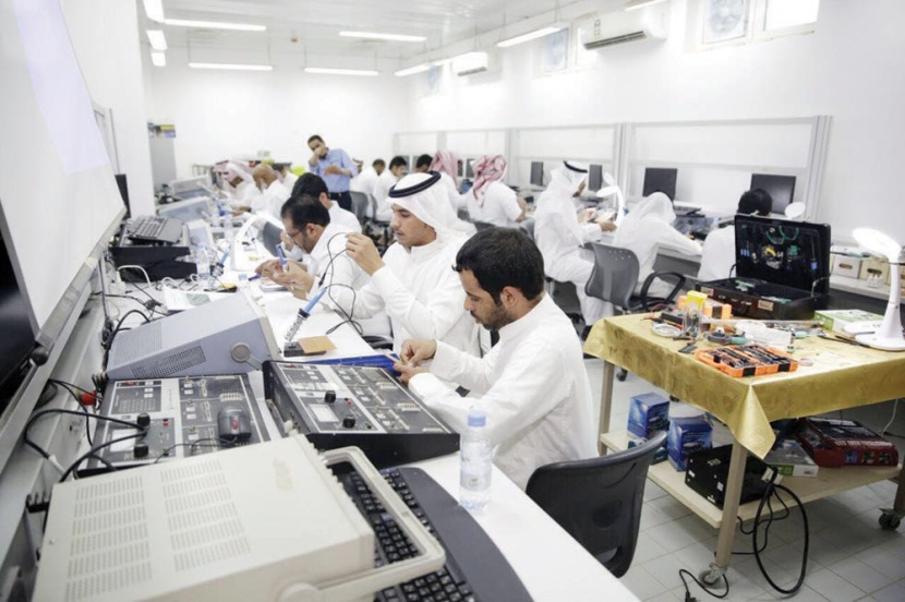 مختصون لـ "الاقتصادية" : صلة القرابة مع رئيس العمل لا تمنع «الأكفأ» من الوظيفة