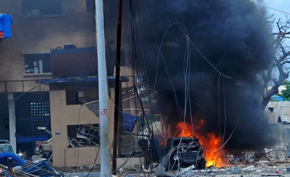 مقتل ما لا يقل عن 18 مدنيا في انفجار قنبلة قرب العاصمة الصومالية