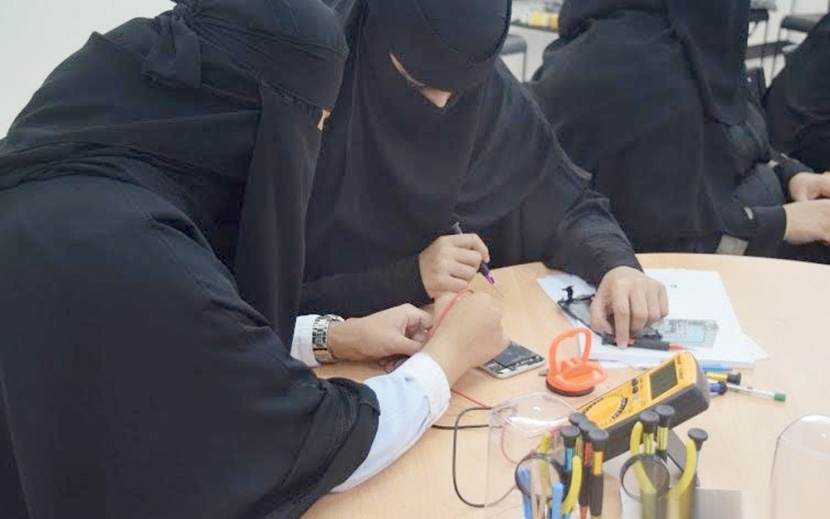 إنشاء 6 مجمعات نسائية للاتصالات خلال شهر