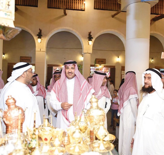 أمير المدينة المنورة يزور الحي التراثي في حديقة الملك فهد المركزية