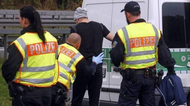 الاعتداء على شرطي في ألمانيا بسكين وإصابته بإصابة خطيرة