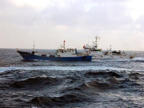 سفن صينينة تغرق قارب صيد فيتنامي في بحر الصين الجنوبي