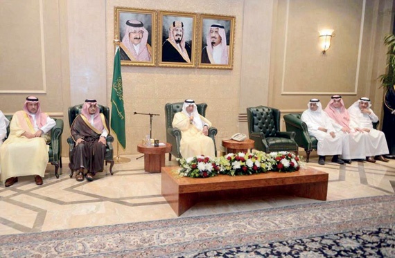 الفيصل يؤكد تسهيل الإجراءات أمام مراجعي الإمارة