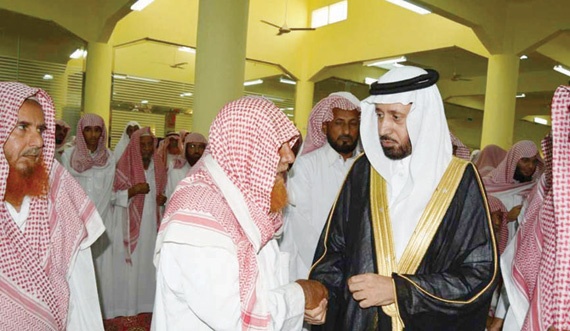 وكيل محافظ محايل يؤدي صلاة الميت على الشهيد العريف العسيري