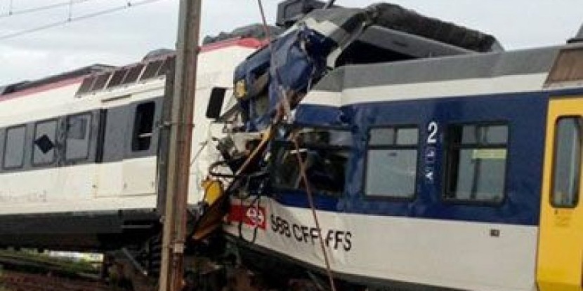 حادث تصادم قطارين يودي بحياة عشرة أشخاص في إيطاليا