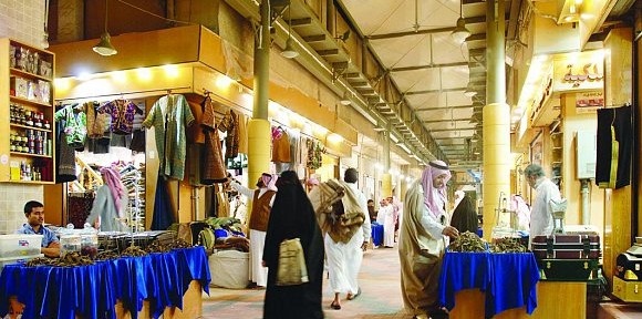 استطلاع لـ "الاقتصادية" : 49 % يرفضون توجهات «العمل» بغلق المحال 9 مساء