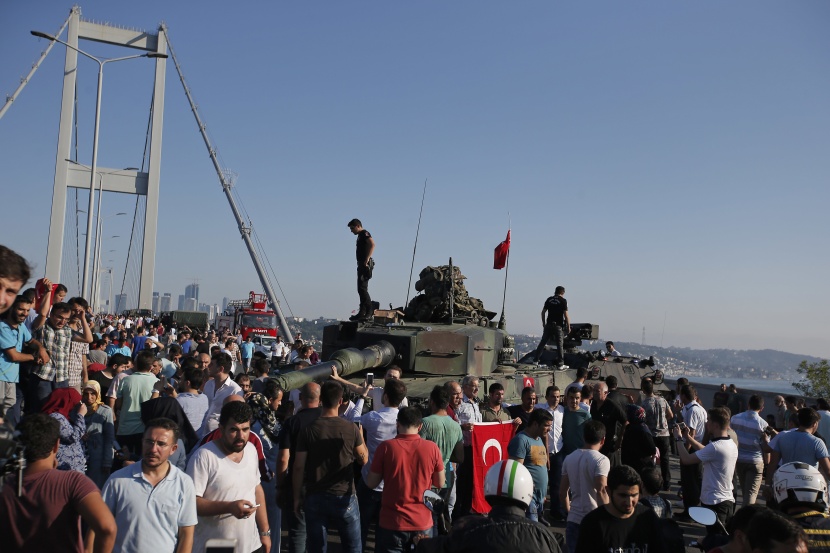 إحباط محاولة الانقلاب في تركيا والحكومة تستعيد سيطرتها على البلاد