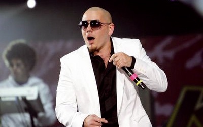 المغني الأمريكي بيتبول يحصل على نجمة على ممشى المشاهير في هوليوود