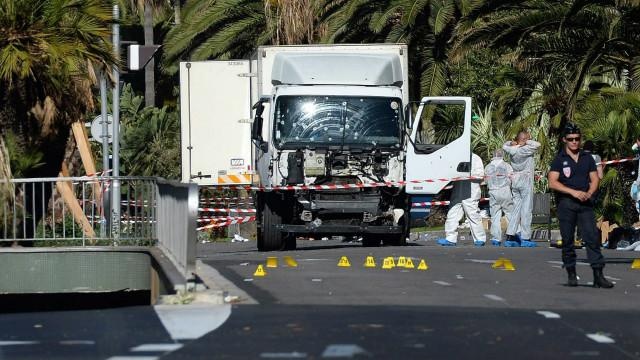 إرهابي "نيس" أرسل لأخيه صورة سلفي وسط حشود المحتفلين قبل الهجوم