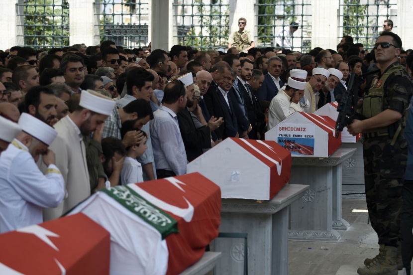 أردوغان يدمع خلال دفن احدى ضحايا الانقلاب الفاشل