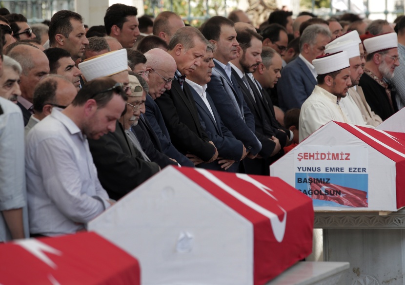 أردوغان يدمع خلال دفن احدى ضحايا الانقلاب الفاشل