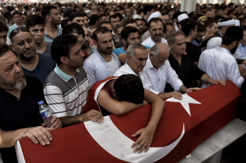 أردوغان يدمع خلال دفن احدى ضحايا الانقلاب الفاشل