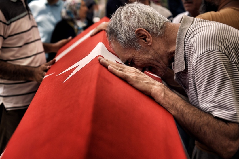 أردوغان يدمع خلال دفن احدى ضحايا الانقلاب الفاشل