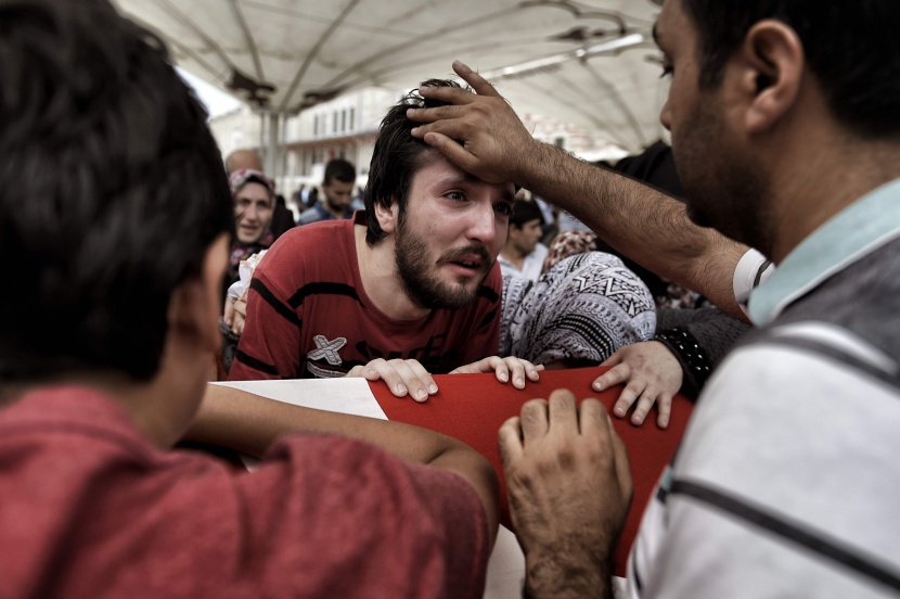 أردوغان يدمع خلال دفن احدى ضحايا الانقلاب الفاشل