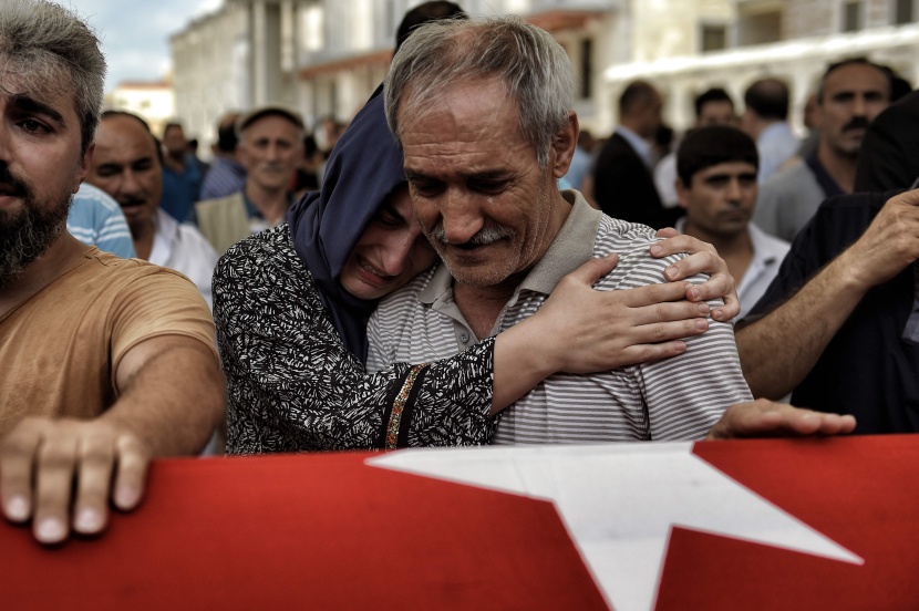 أردوغان يدمع خلال دفن احدى ضحايا الانقلاب الفاشل