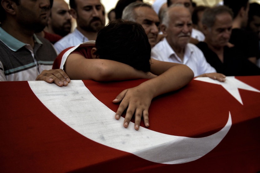 أردوغان يدمع خلال دفن احدى ضحايا الانقلاب الفاشل