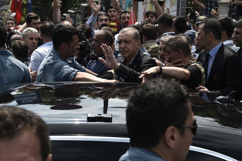 أردوغان يدمع خلال دفن احدى ضحايا الانقلاب الفاشل