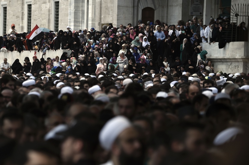 أردوغان يدمع خلال دفن احدى ضحايا الانقلاب الفاشل