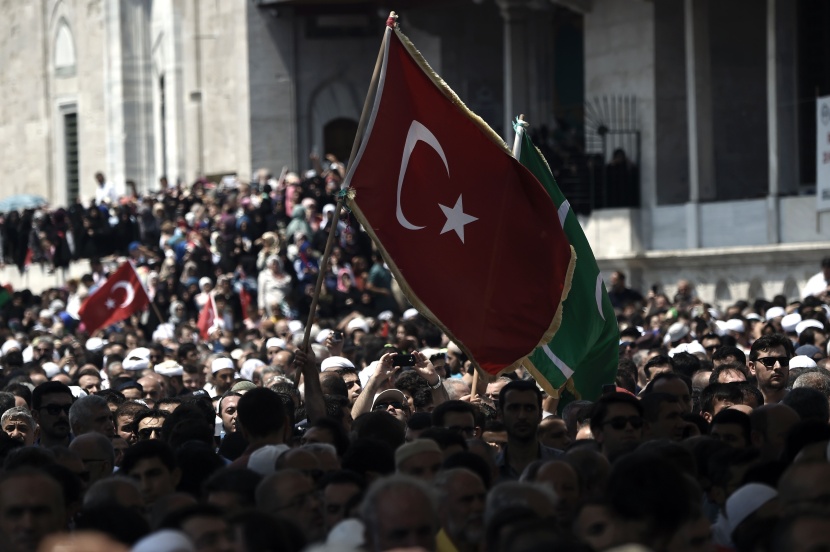 أردوغان يدمع خلال دفن احدى ضحايا الانقلاب الفاشل