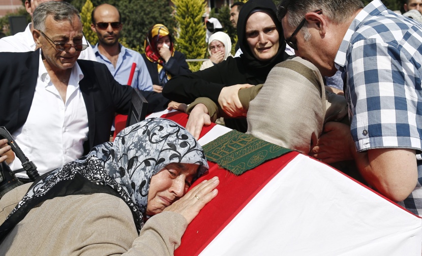 أردوغان يدمع خلال دفن احدى ضحايا الانقلاب الفاشل