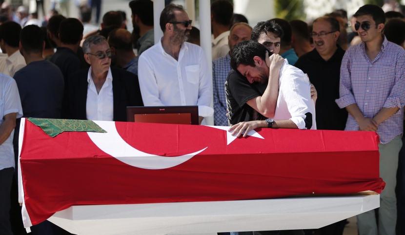 أردوغان يدمع خلال دفن احدى ضحايا الانقلاب الفاشل