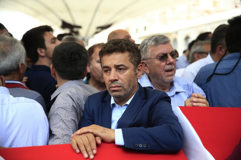 أردوغان يدمع خلال دفن احدى ضحايا الانقلاب الفاشل