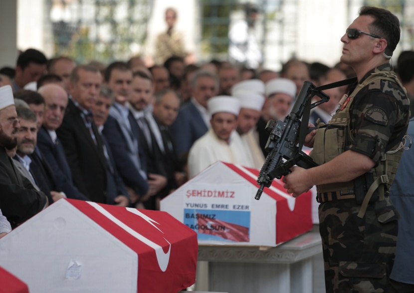أردوغان يدمع خلال دفن احدى ضحايا الانقلاب الفاشل